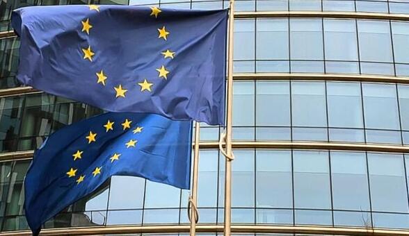 風になびくEU旗 旗,eu,ヨーロッパの写真素材