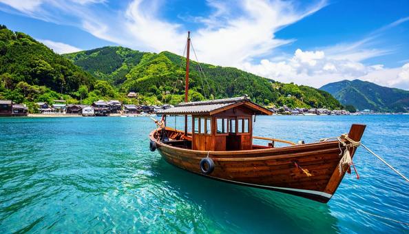 夏の青い海に浮かぶ船と青空 夏の青い海に浮かぶ船と青空の写真
