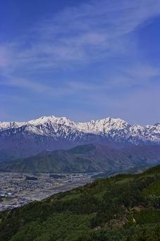 鷹狩山から見た大町市と北アルプスの山々 鷹狩山から見た大町市と北アルプスの山々 北アルプス,山岳,爺ヶ岳の写真素材