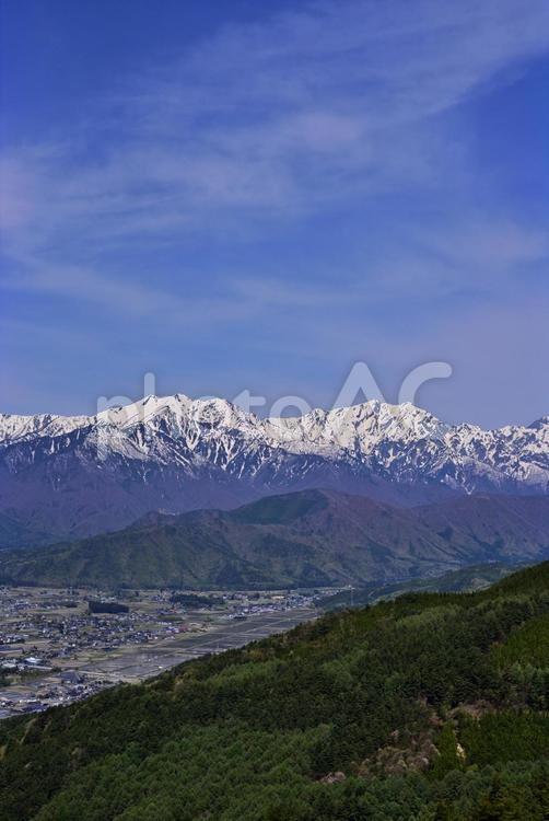 鷹狩山から見た大町市と北アルプスの山々 北アルプス,山岳,爺ヶ岳の写真素材