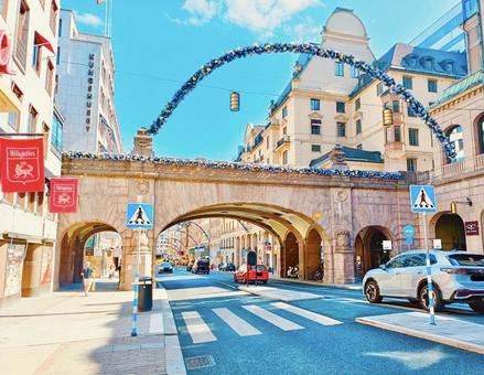 ストックホルムのストリートとレトロな橋 ストックホルムのストリートとレトロな橋 青空,空,ブルースカイの写真素材