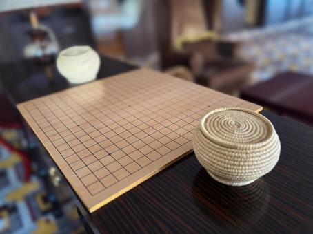 囲碁盤と碁石の器が並ぶ静かなテーブル 囲碁盤と碁石の器が並ぶ静かなテーブル 囲碁,碁盤,碁石の写真素材