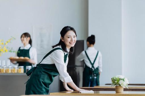 カフェで働く若い女性 カフェで働く若い女性 飲食店,アルバイト,カフェの写真素材