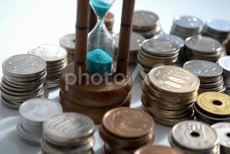 積み重ねた硬貨と砂時計 硬貨,砂時計,ビジネスの写真素材