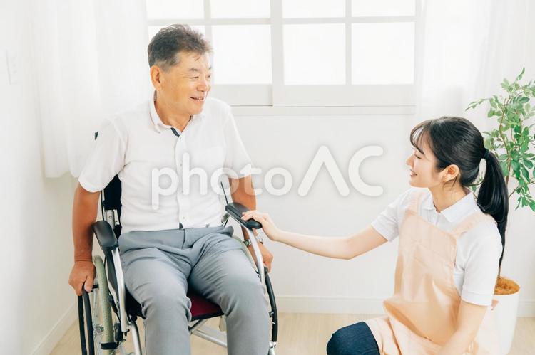 介護士と高齢者男性 介護,車椅子,高齢者の写真素材