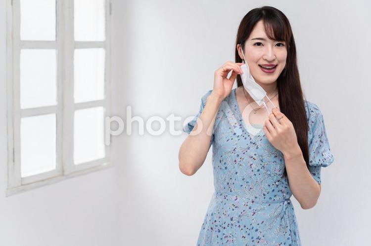マスクを外す女性 マスク,取る,女性の写真素材