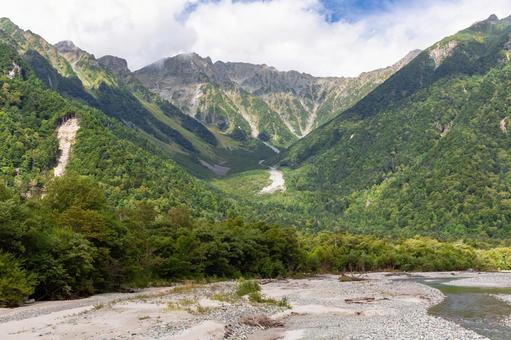 上高地かっぱ橋近辺から見た晩夏の穂高連峰 上高地かっぱ橋近辺から見た晩夏の穂高連峰の写真