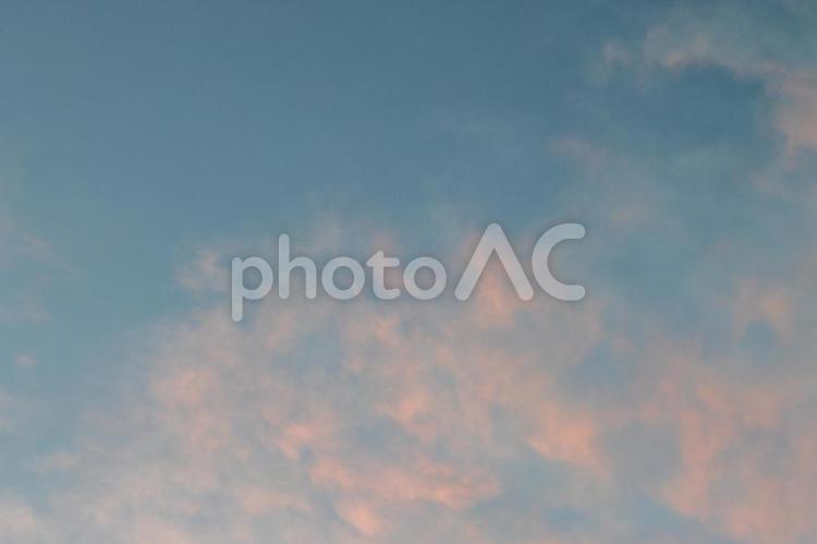 流れ着く場所を探している雲 雲,綺麗,夕焼けの写真素材