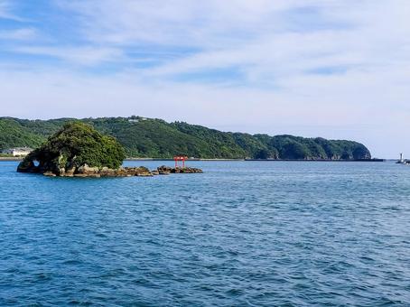 まどが浜海遊公園から眺める下田港の海 まどが浜海遊公園から眺める下田港の海 まどが浜海遊公園,下田港,祀島神の写真素材