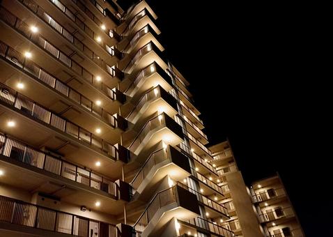 闇夜に浮かぶマンション⑤ マンション,ライトアップ,夜の写真素材