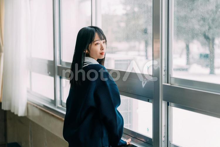 教室の窓から外を見る女子高校生 女子高校生,高校生,学生の写真素材