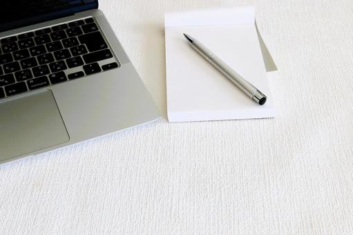 ビジネス　メモとパソコン　筆記用具 ビジネスイメージ,筆記用具,文房具の写真素材