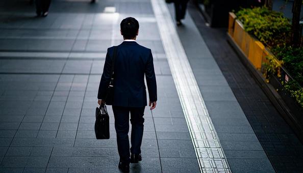 街中を歩くサラリーマン 街中を歩くサラリーマンの写真