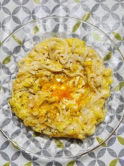 カルボナーラうどん崩し玉子 カルボナーラうどん崩し玉子の写真