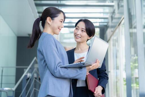 オフィスで仕事をするビジネスウーマン ビジネス,会議,ビジネスウーマンの写真素材