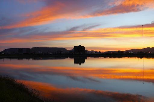 ９月下旬の高松市野田池からの朝焼け 朝焼け,マジックアワー,早朝の写真素材