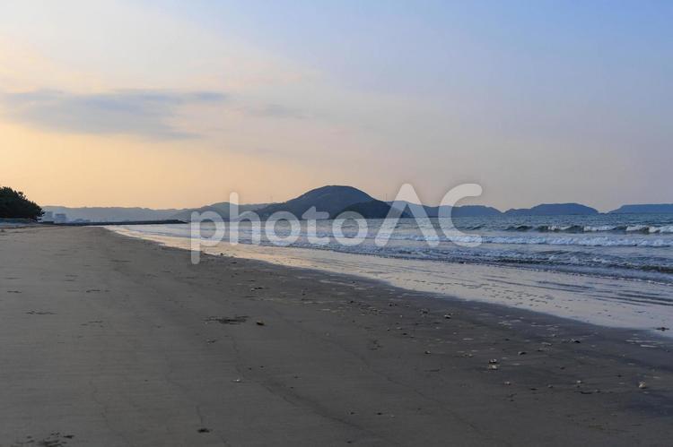 夕日に染まる唐津湾と砂浜 唐津湾,湾,日本海の写真素材