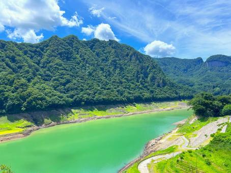 エメラルドグリーンに輝くあがつま湖② エメラルドグリーンに輝くあがつま湖②の写真
