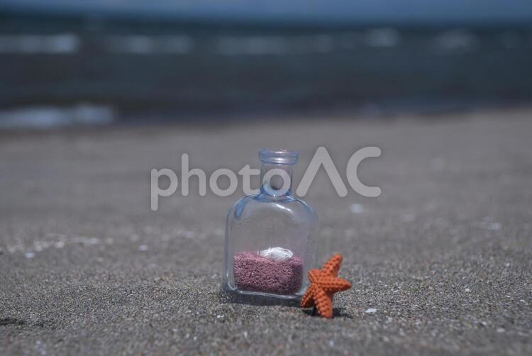小さな世界 ビン,砂浜,海の写真素材