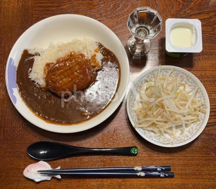 ご飯にレトルトカレーとハンバーグ等の夕食 夕食,あきたこまち,七分突きの写真素材