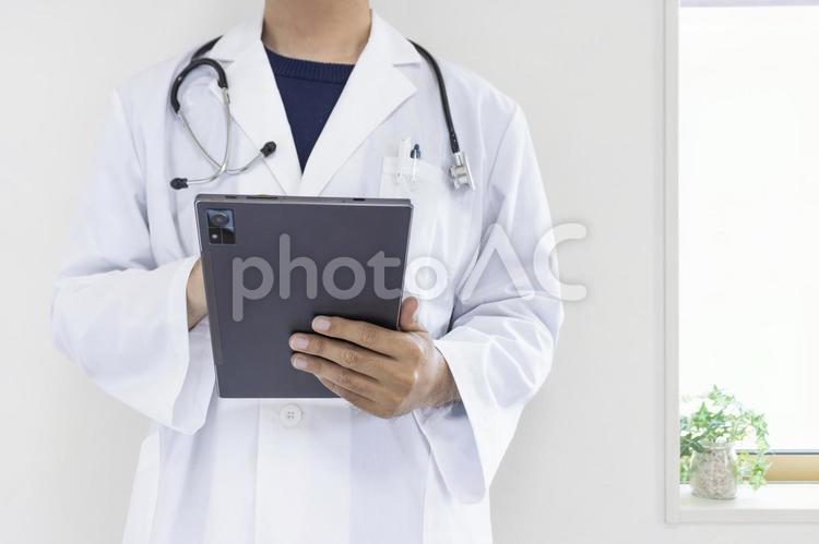 タブレットを使う医者（男性、顔無し 医者,男性,タブレットの写真素材