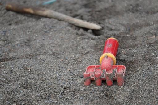砂場に放置された熊手 公園,熊手,遊び場の写真素材