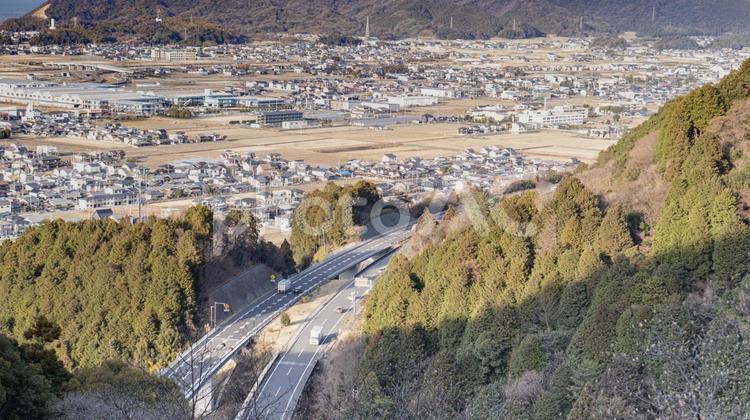 山の上から見下ろした高速道路の流れ 風景,道,山の写真素材