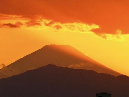 真っ赤な夕焼け空の下の富士山の写真