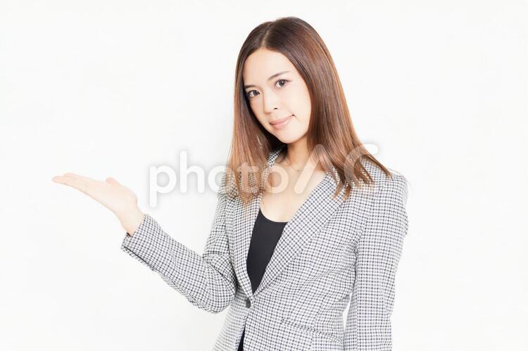 案内のジェスチャーをするビジネスウーマン 女性,案内,ジェスチャーの写真素材