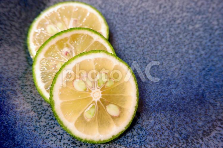 すだちと青い皿 すだち,酢橘,柑橘の写真素材