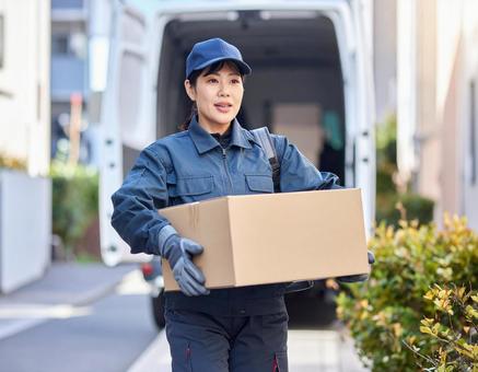 宅配ドライバーとして頑張る男性の配達風景 宅配ドライバーとして頑張る男性の配達風景の写真