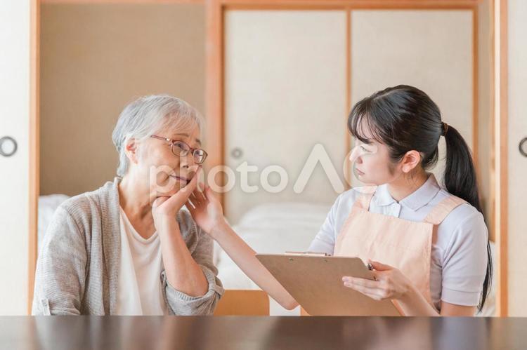 在宅介護を受ける高齢者女性（虫歯） 介護,虫歯,歯痛の写真素材