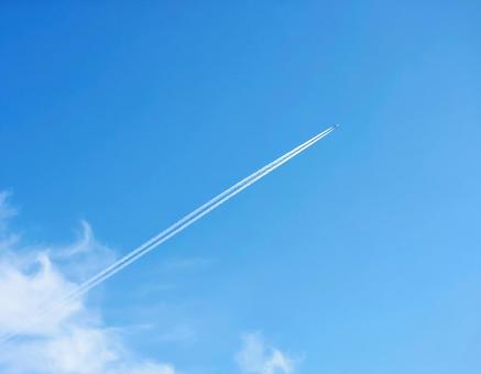 青空と飛行機雲 青空と飛行機雲の写真