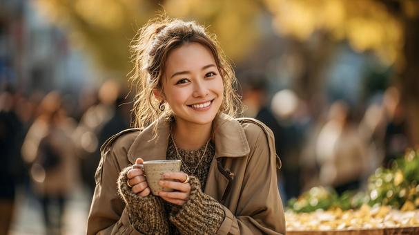 秋のオープンカフェで笑顔の女性 秋のオープンカフェで笑顔の女性の写真
