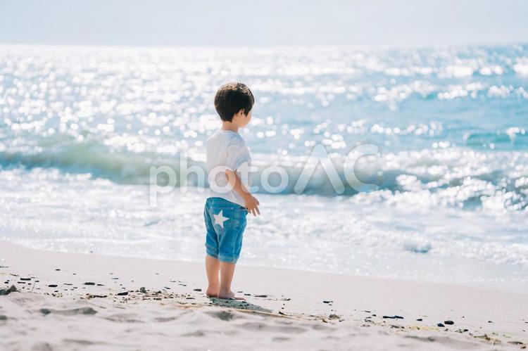 海水浴場で遊ぶ男の子 夏,海水浴場,海の写真素材