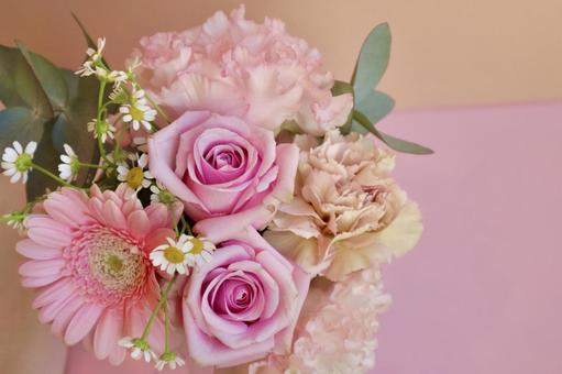 ピンク色のバラとガーベラのラウンドブーケ ガーベラ,バラ,花の写真素材