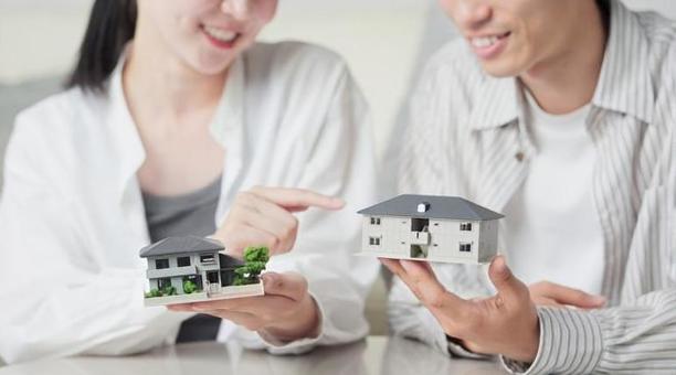 不動産を比較するアジア人カップル 不動産,検討,比較の写真素材