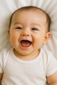 屈託のない赤ちゃんの笑顔の写真