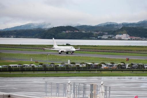 灰色の雲と静かな出雲空港 灰色の雲と静かな出雲空港 飛行機,航空機,旅客機の写真素材