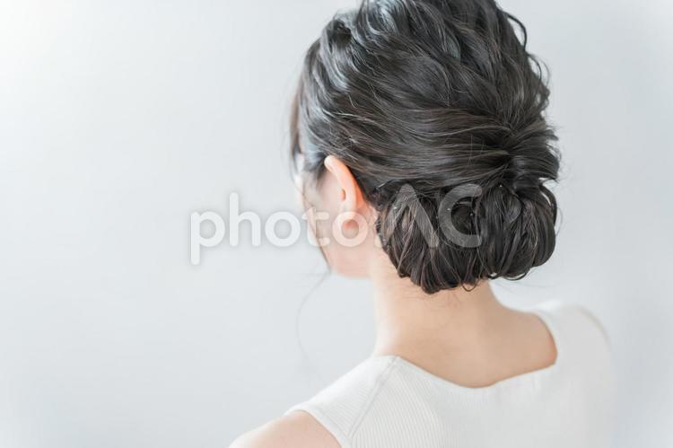 ヘアアレンジ・まとめ髪をした女性の後ろ姿 ヘアアレンジ,ヘアスタイル,まとめ髪の写真素材