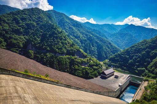 緑豊かな山間にあるダムと青空 緑豊かな山間にあるダムと青空 ダム,山,風景の写真素材