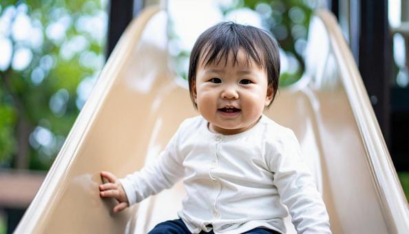 公園の遊具で遊ぶ日本人子供・幼児・滑り台 公園の遊具で遊ぶ日本人子供・幼児・滑り台の写真