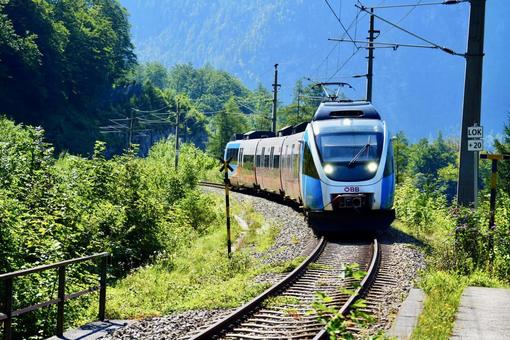 ハルシュタット駅に向かう列車 ハルシュタット駅に向かう列車 ハルシュタット,オーストリア,ヨーロッパの写真素材
