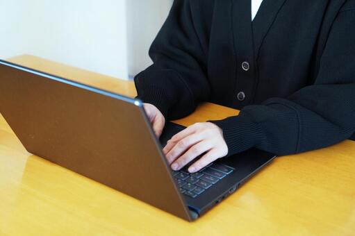 パソコンを使っている女性 パソコン,ノートパソコン,テレワークの写真素材