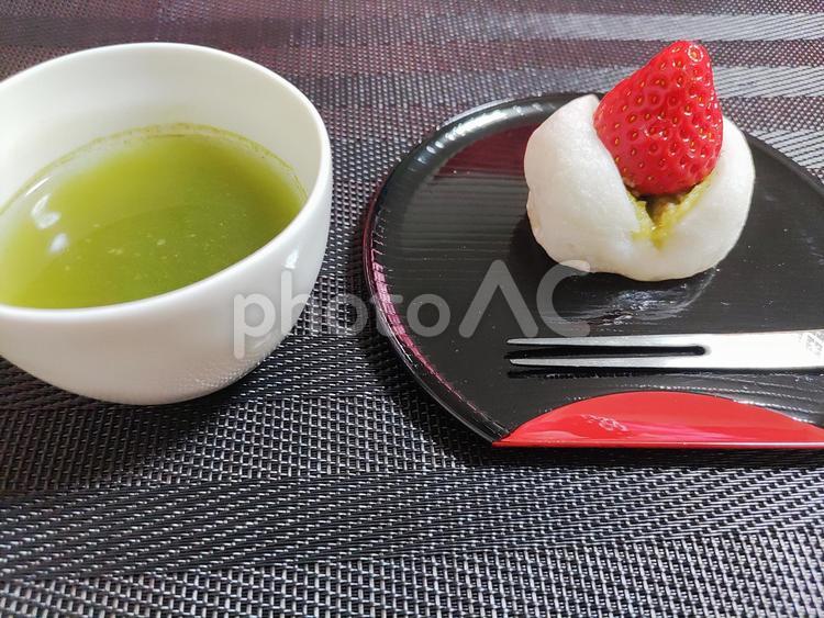 苺ずんだ大福とお茶 いちご,大福,ずんだの写真素材