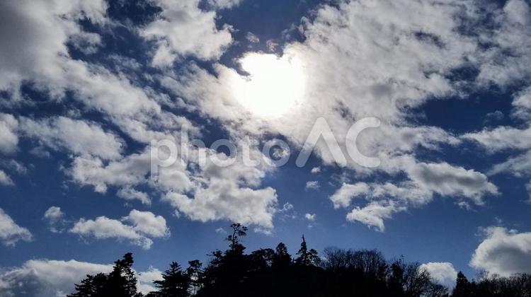 青い空と白い雲と太陽の風景 太陽,青い空,白い雲の写真素材