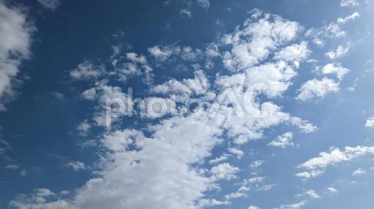 青い空と白い雲の風景 青い空,白い雲,背景素材の写真素材