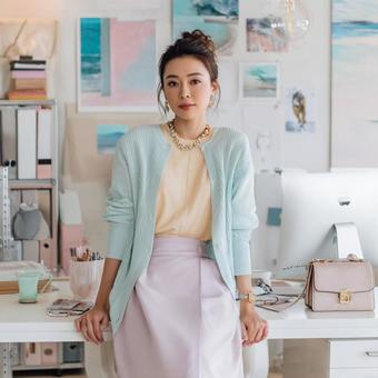 パステル調のスタイリッシュな女性 パステル調のスタイリッシュな女性の写真