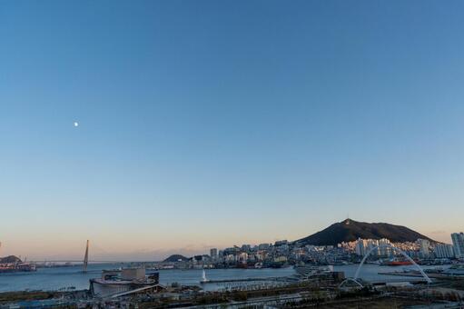 都市開発中の釜山の夕景 韓国,釜山,アジアの写真素材