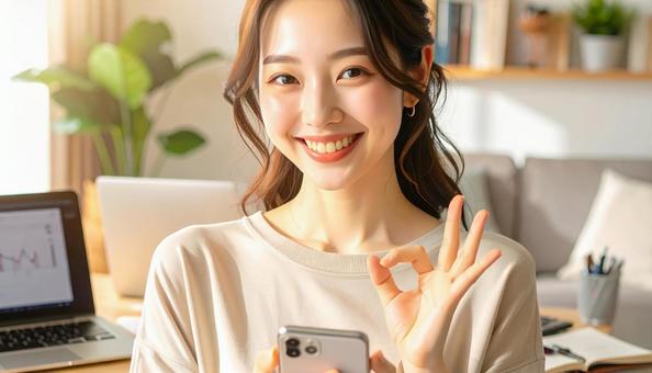 家計がうまくいきスマホ片手に微笑む女性 家計がうまくいきスマホ片手に微笑む女性の写真